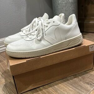 Men’s Veja V-10 leather white sneakers